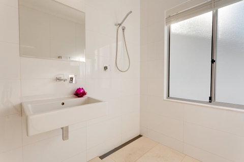 Cottesloe Contemporary Villa - Accommodation Gladstone 7