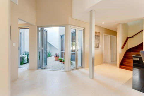 Cottesloe Contemporary Villa - Accommodation Gladstone 11