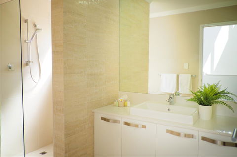 Cottesloe Artist's Beach Retreat - Accommodation Gladstone 25