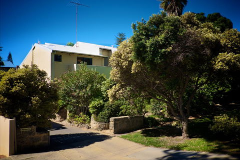 Cottesloe Artist's Beach Retreat - Accommodation Gladstone 4