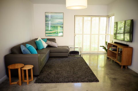 Cottesloe Artist's Beach Retreat - Accommodation Gladstone 5