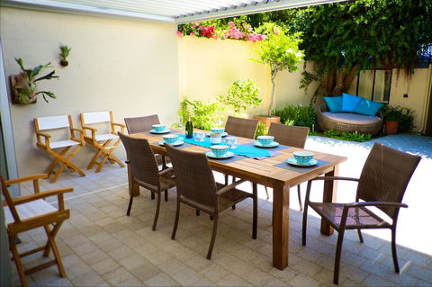 Cottesloe Artist's Beach Retreat - Accommodation Gladstone 2