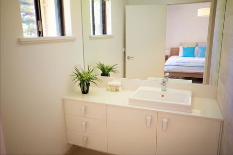 Cottesloe Artist's Beach Retreat - Accommodation Gladstone 20
