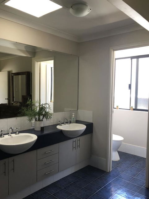 BeachHideaway@Scarborough - Accommodation Gladstone 5