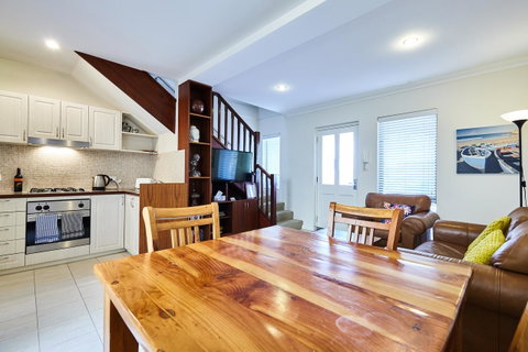 Fremantle Townhouse U/5 - Accommodation Gladstone 2