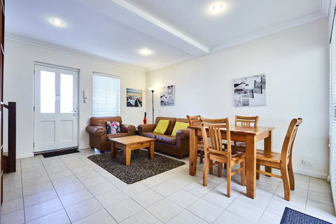 Fremantle Townhouse U/5 - Accommodation Gladstone 4