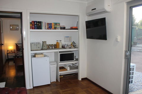 Jacaranda Hideaway Bed & Breakfast - Accommodation Gladstone 4