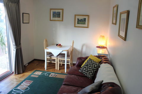 Jacaranda Hideaway Bed & Breakfast - Accommodation Gladstone 3
