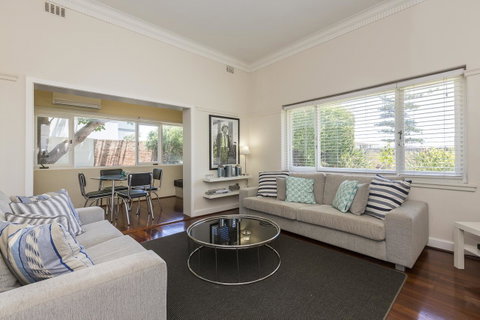 Cottesloe Bel-Air Apartment - Accommodation Gladstone 0