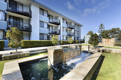 Lodestar Waterside Apartments - Accommodation Gladstone 2
