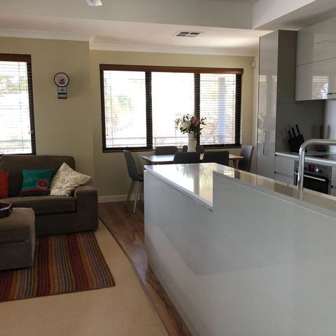 Mullaloo Beachfront Retreat - Accommodation Gladstone 4