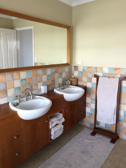 Mullaloo Beachfront Retreat - Accommodation Gladstone 7