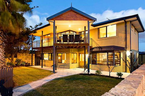 Mullaloo Beachfront Retreat - Accommodation Gladstone 0