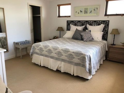 Mullaloo Beachfront Retreat - Accommodation Gladstone 6