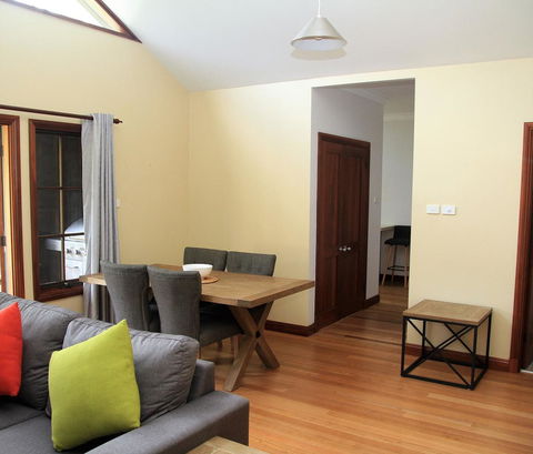 Riverglen Chalets - Accommodation Gladstone 16