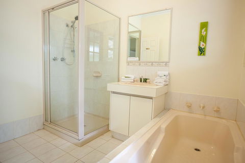 Riverglen Chalets - Accommodation Gladstone 23