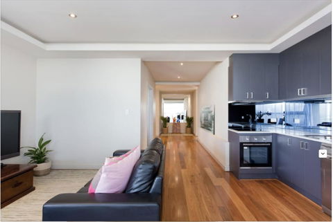 Adele's Luxury South Beach Apartment With King Bed - Accommodation Gladstone 12