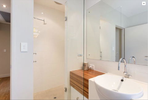 Adele's Luxury South Beach Apartment With King Bed - Accommodation Gladstone 16
