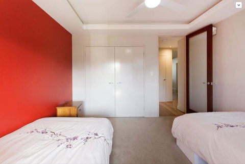 Adele's Luxury South Beach Apartment With King Bed - Accommodation Gladstone 8