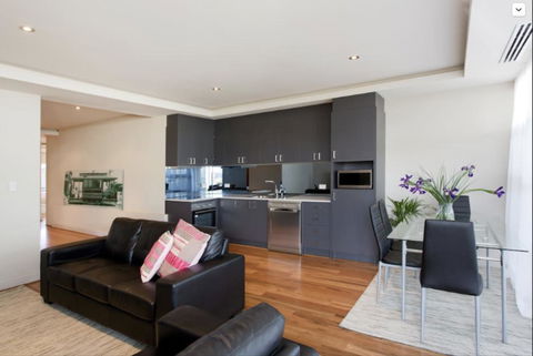 Adele's Luxury South Beach Apartment With King Bed - Accommodation Gladstone 10