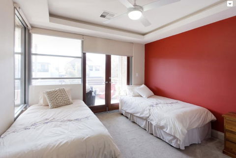 Adele's Luxury South Beach Apartment With King Bed - Accommodation Gladstone 7