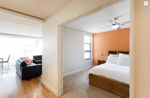 Adele's Luxury South Beach Apartment With King Bed - Accommodation Gladstone 4