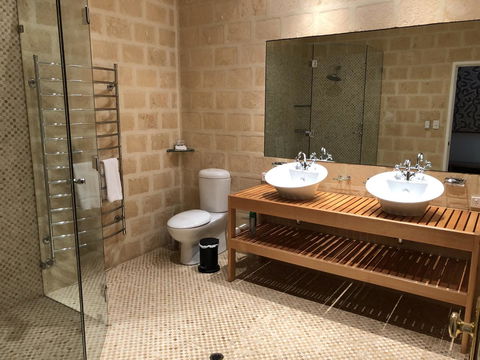 Caves Road Guest Houses - Accommodation Gladstone 17