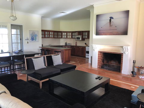 Caves Road Guest Houses - Accommodation Gladstone 8