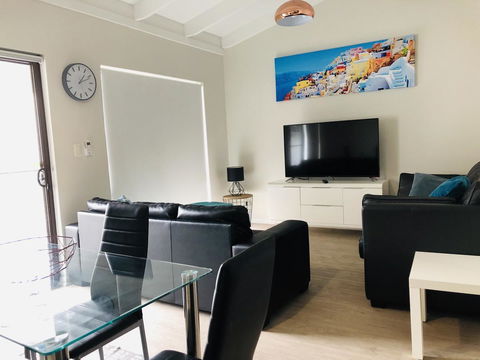 West Beach Lagoon 218 - Outstanding Value! - Accommodation Gladstone 1