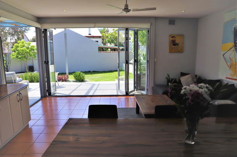 Fremantle Heritage Home For You To Enjoy! - Accommodation Gladstone 11