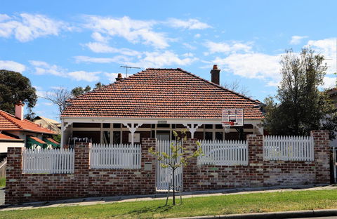 Fremantle Heritage Home For You To Enjoy! - Accommodation Gladstone 0