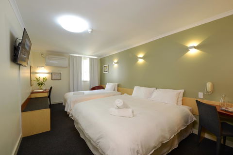 Sullivans Hotel - Accommodation Gladstone 12
