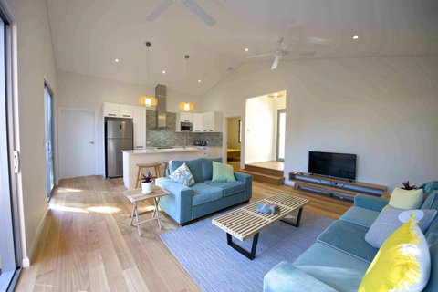 Sunny Blinco Street House - Accommodation Gladstone 2