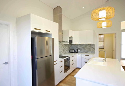 Sunny Blinco Street House - Accommodation Gladstone 5