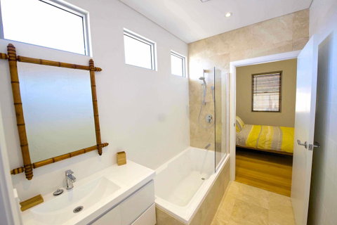 Sunny Blinco Street House - Accommodation Gladstone 9