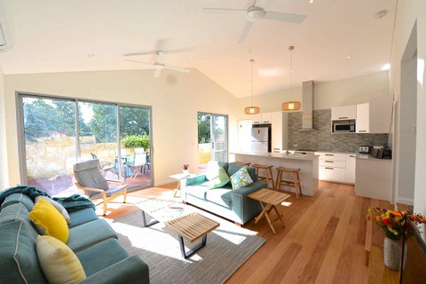 Sunny Blinco Street House - Accommodation Gladstone 0