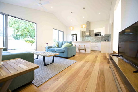 Sunny Blinco Street House - Accommodation Gladstone 1