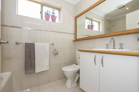 Leederville Townhouse - Accommodation Gladstone 5