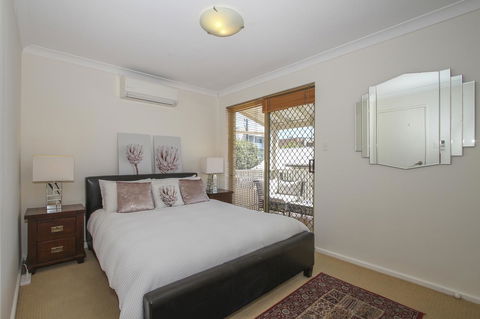 Leederville Townhouse - Accommodation Gladstone 3