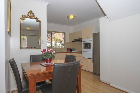 Leederville Townhouse - Accommodation Gladstone 1