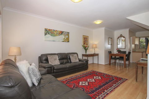 Leederville Townhouse - Accommodation Gladstone 0