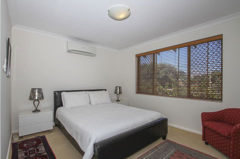 Leederville Townhouse - Accommodation Gladstone 4