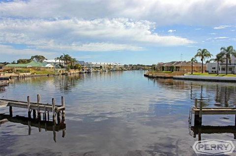 Waterside Canal Dreams - Accommodation Gladstone 2