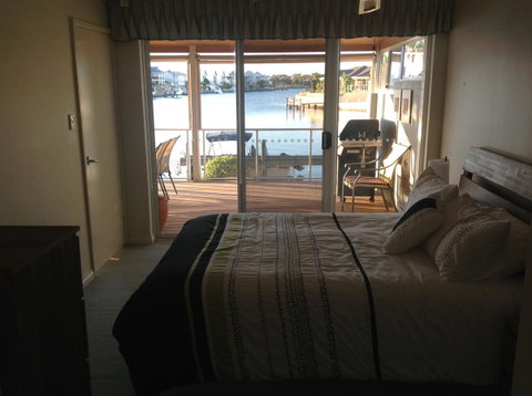 Waterside Canal Dreams - Accommodation Gladstone 17