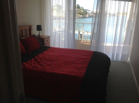 Waterside Canal Dreams - Accommodation Gladstone 19