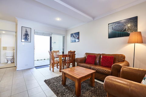 Fremantle Townhouse Unit 6 - Accommodation Gladstone 1