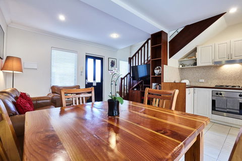 Fremantle Townhouse Unit 6 - Accommodation Gladstone 0