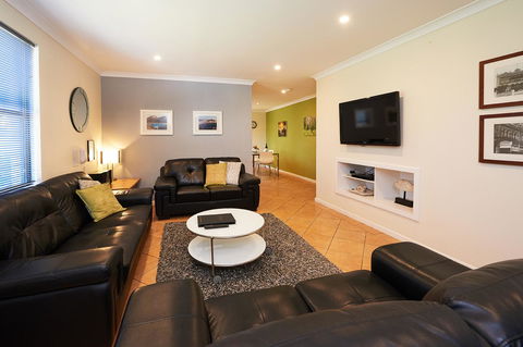 Albany Harbourside Apartments And Houses - Accommodation Gladstone 10
