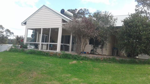 Abbivale Farm Cottage - Accommodation Gladstone 9