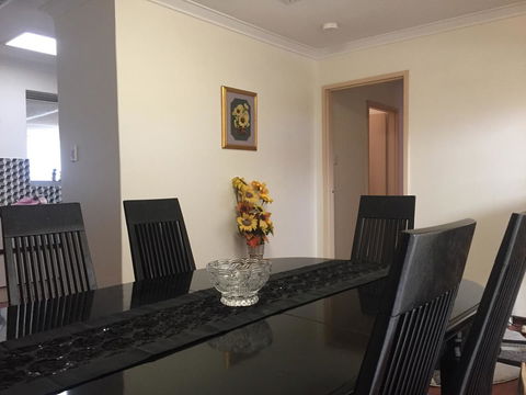â˜… Stylish Family Home! â˜… - Accommodation Gladstone 7